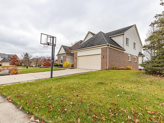 4th image of 22493 Fuller Dr