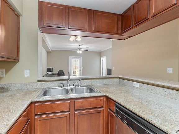 5th image of 3218 Veterans Mem Pkwy #2207
