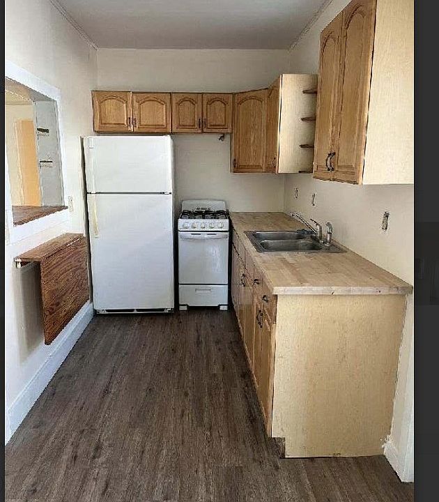 1st image of 14 Lawrence Ave #1R
