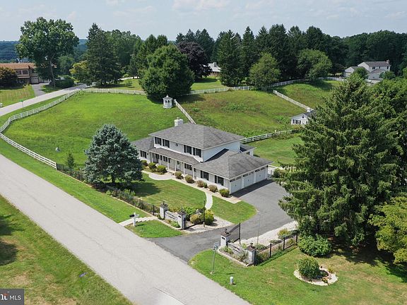 2nd image of 202 Woodlawn Dr