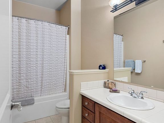 3rd image of 320 32nd St #205