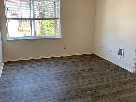 4th image of 5525 University Way NE #401