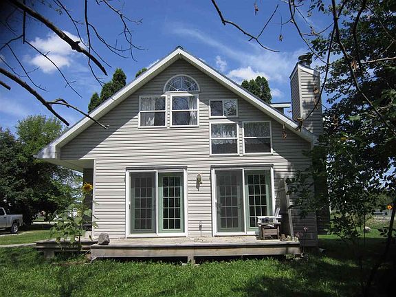 Enjoy the deck and view the trees in the back yard
