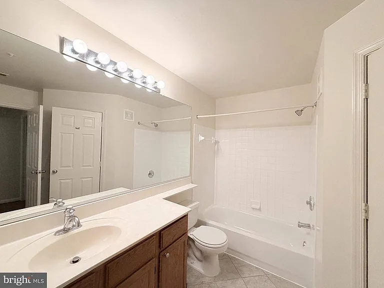 3109 River Bend Ct #D202 — Photo 8