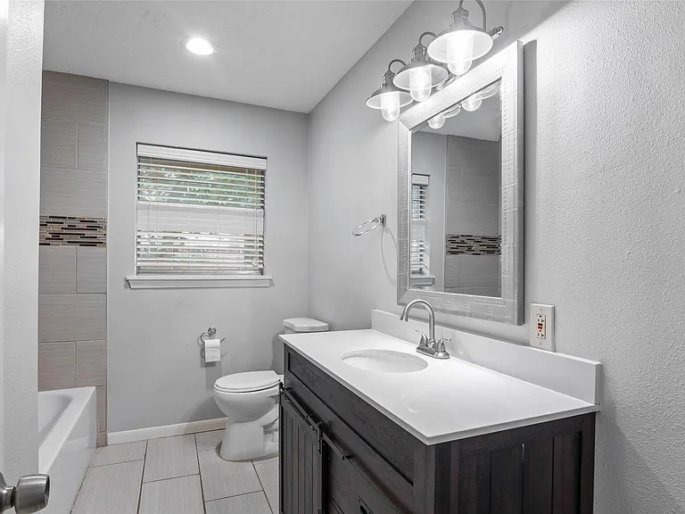 118 E Thornton Rd — Photo 19