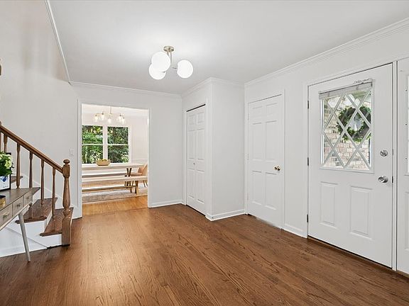 3rd image of 818 Valley Rd