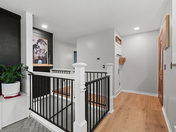 4th image of 445 Tulip Dr