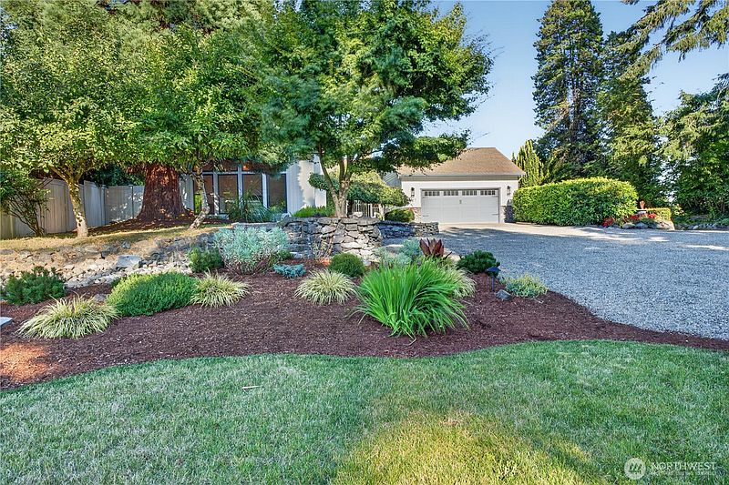4th image of 2827 Moorelands Drive NW