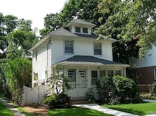 8 Saint Nicholas St, Lynbrook, NY 11563