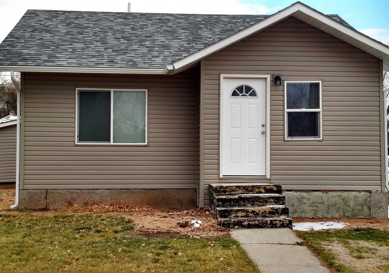2 Bedroom 2 Bathroom Home On A Corner Lot For Rent With A Multi Use Room — Photo 2