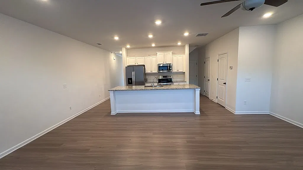 3 bed, 2.5 bath, 1800 sqft, $2,100 — Photo 4