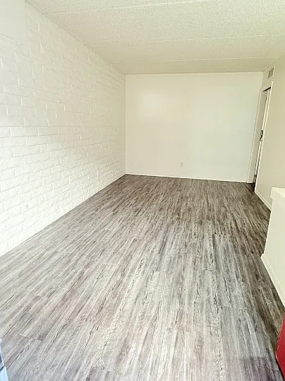 BROADWAY APARTMENTS — Photo 36