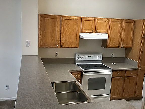 Eating bar overlooks kitchen