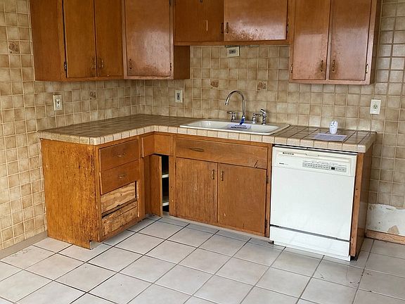 4th image of 439 E Center St