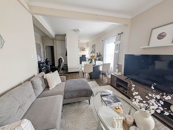 2nd image of 198 Burgar St #4
