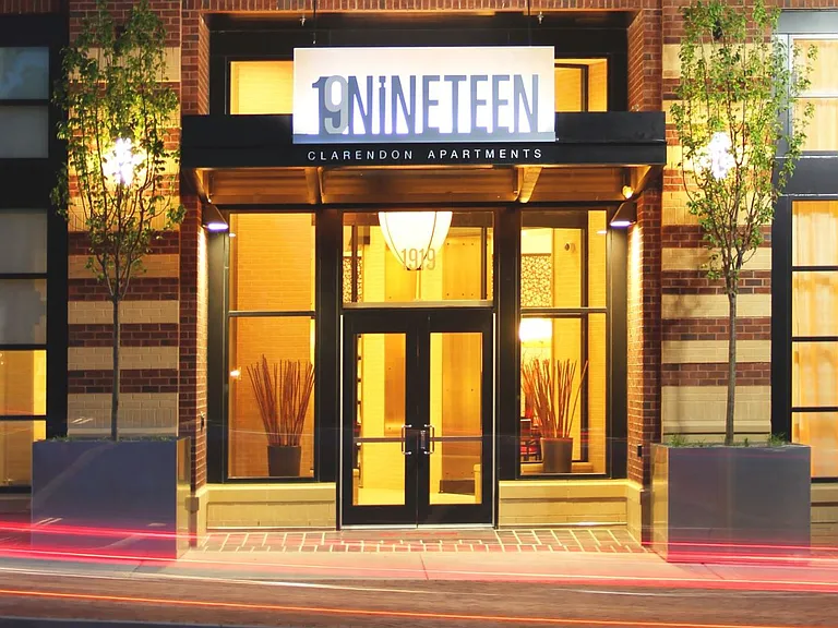19Nineteen — Photo 32