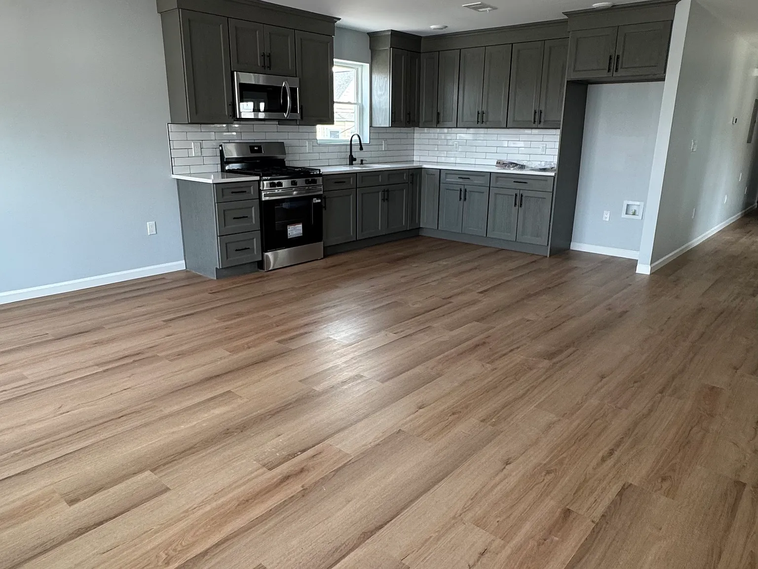 3 bed, 1100 sqft, $3,500 — Photo 2