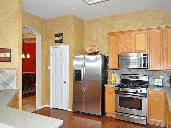 Refrigerator stays! Upgraded stainless appliances.