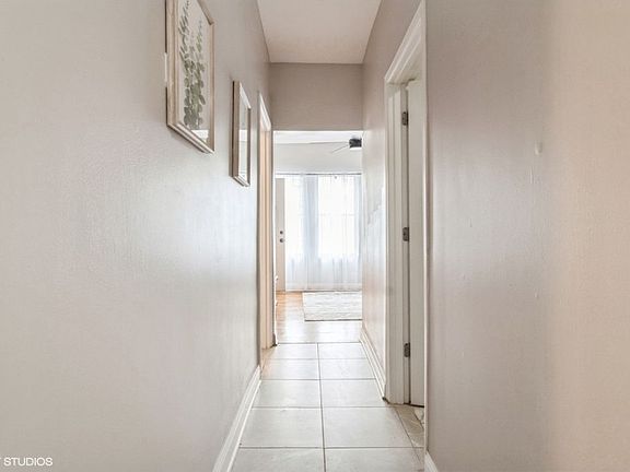 4th image of 1633 N Artesian Ave #1R