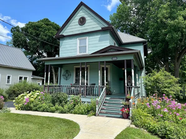 225 Hoy Ave, Woodstock, IL 60098