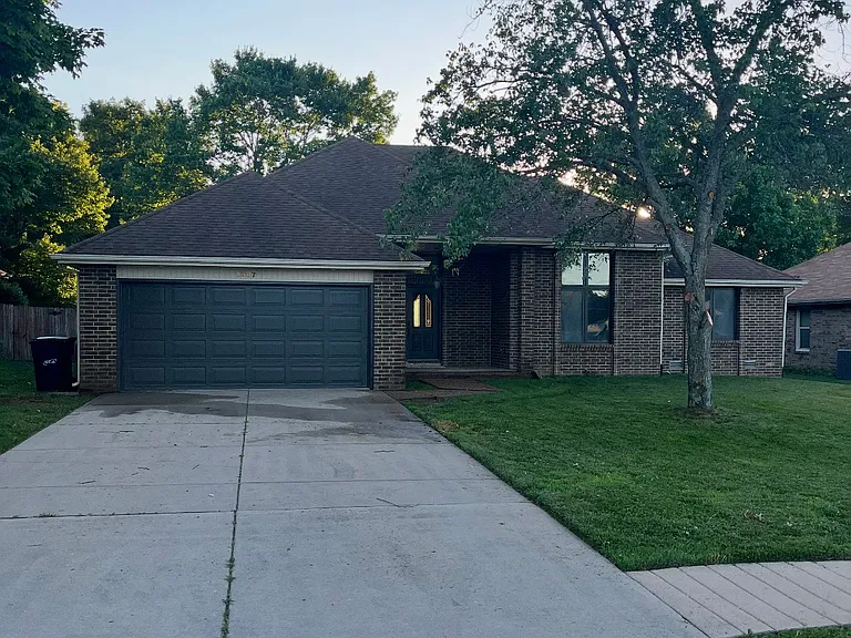 1907 S Forrest Heights Ave — Photo 1