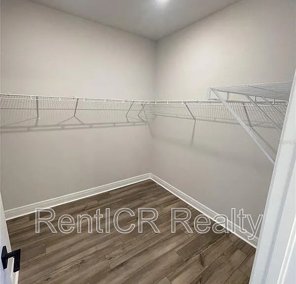 1437 N River Cir — Photo 8