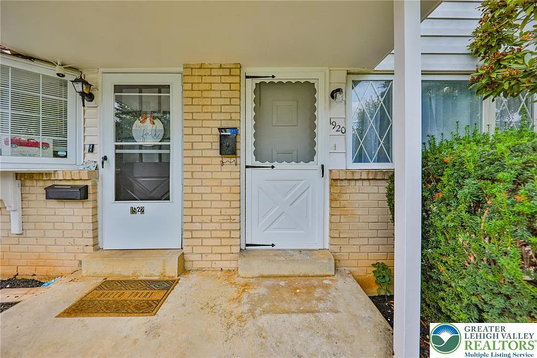 3 bed, 1.5 bath, 1402 sqft, $2,100 — Photo 4
