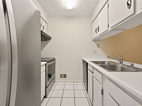 5th image of 677 Eastbrooke Ln