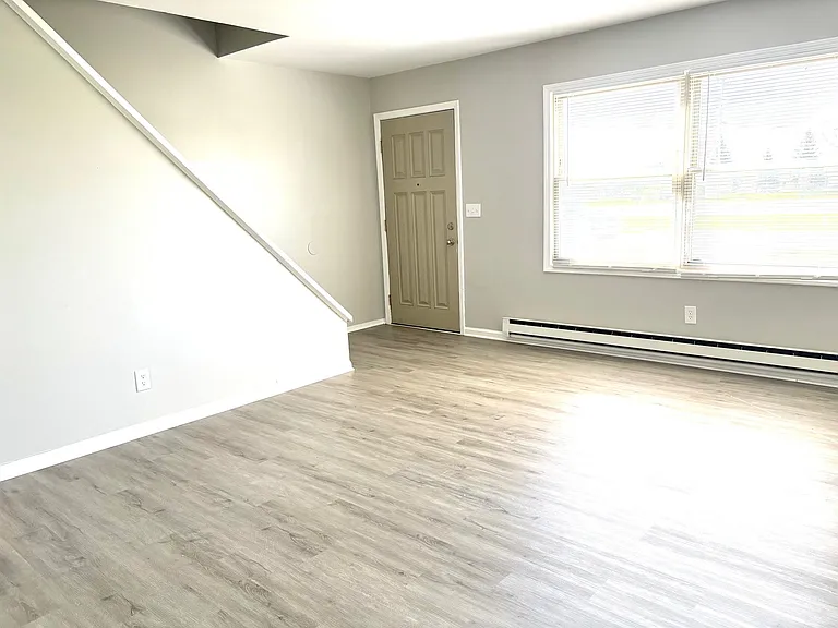 724 Oakton Rd — Photo 5
