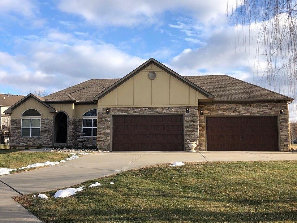 1st image of 417 SE Hackamore Ct