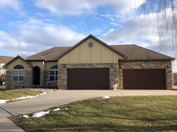 417 SE Hackamore Ct, Lees Summit, MO 64082