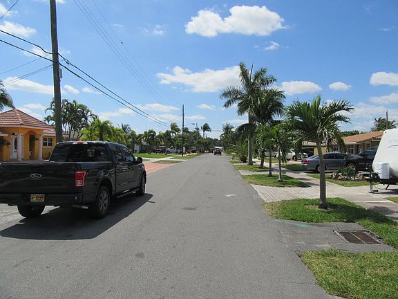 Exterior Neighborhood (street photo)