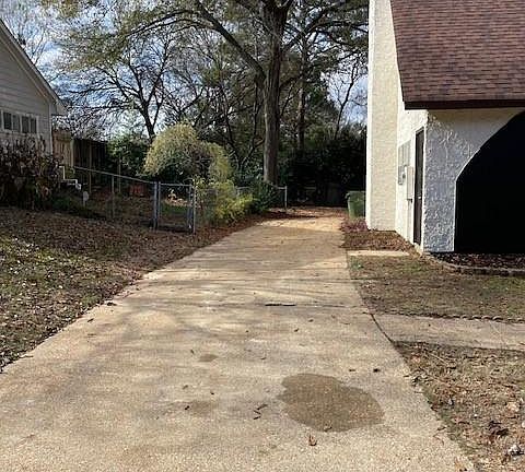 3rd image of 1207 Charnwood Dr