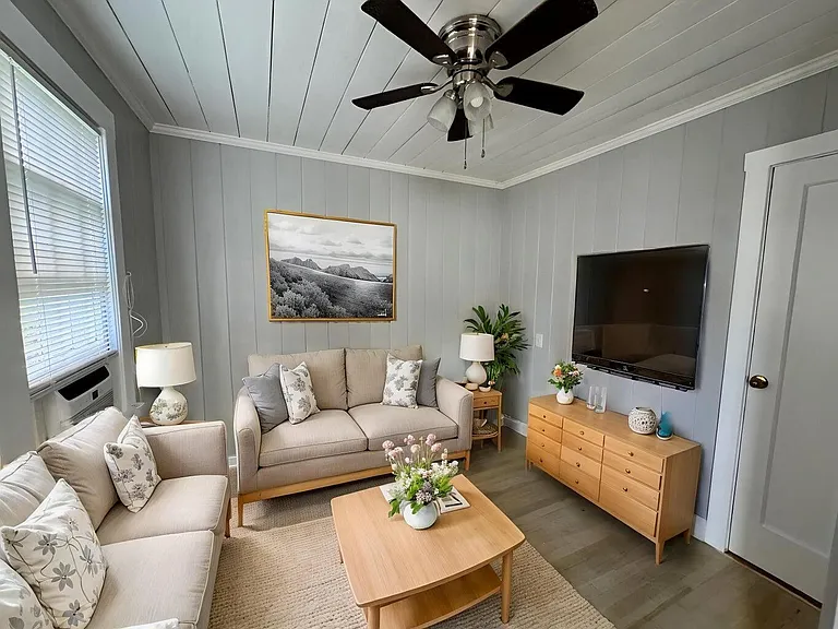 200 Park Ave #6 — Photo 1