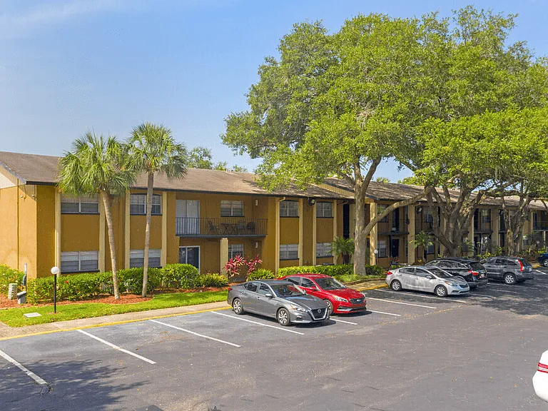 Oak Manor Apartment Homes — Photo 15