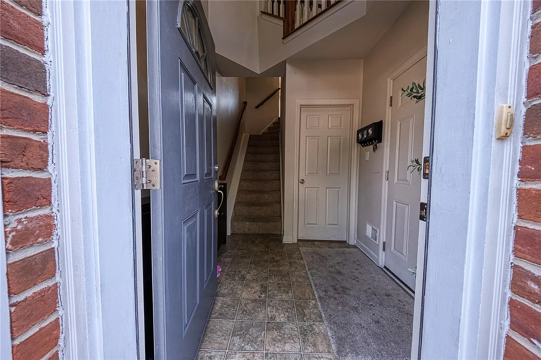 3 bed, 2.5 bath, 1890 sqft, $2,700 — Photo 2
