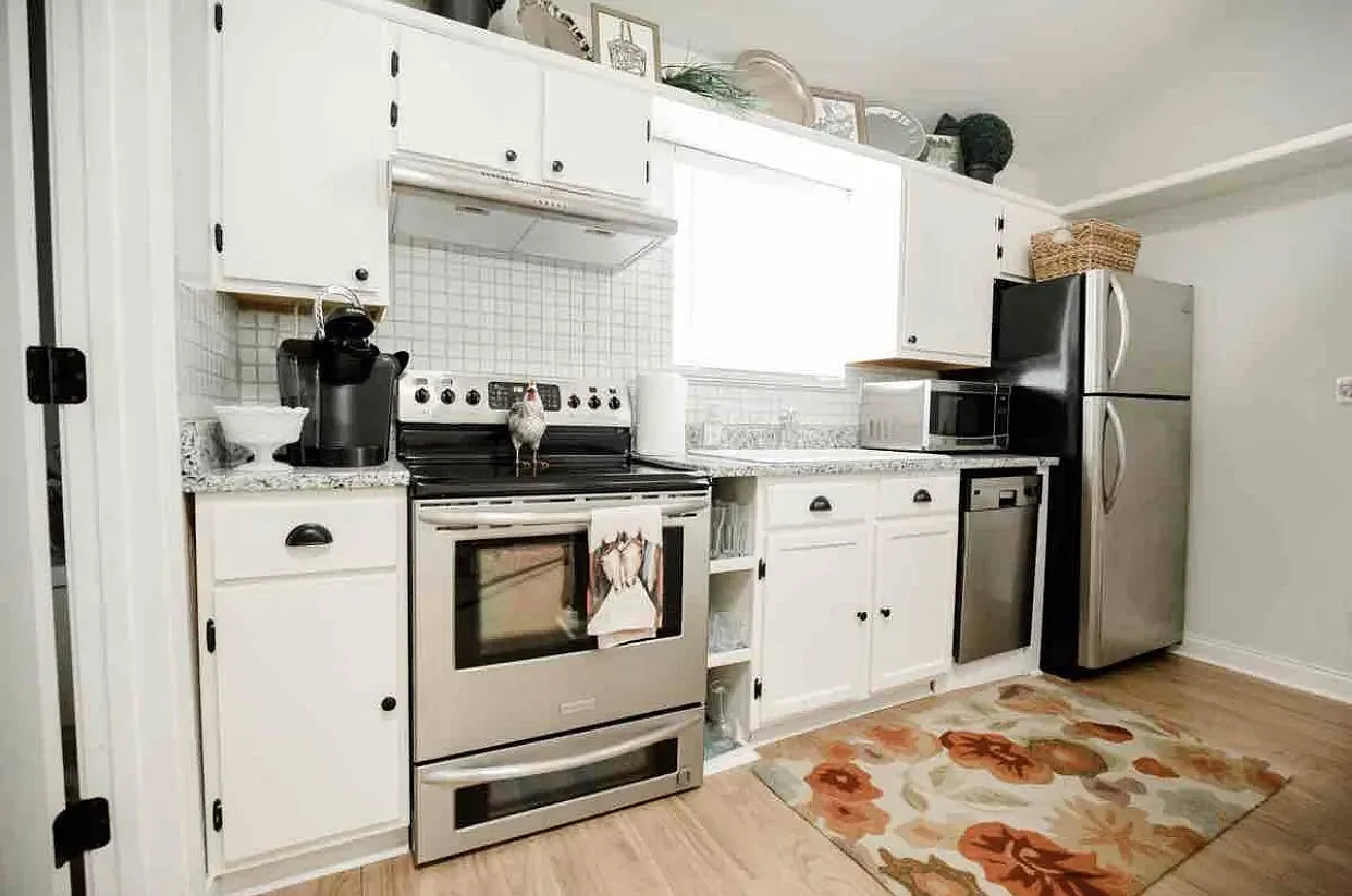 Studio, 700 sqft, $1,825 — Photo 3