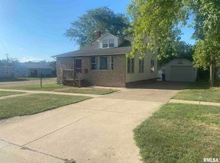 822 10th St, De Witt, IA 52742