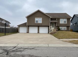 608 SE Jonathon Ave, Lees Summit, MO 64063