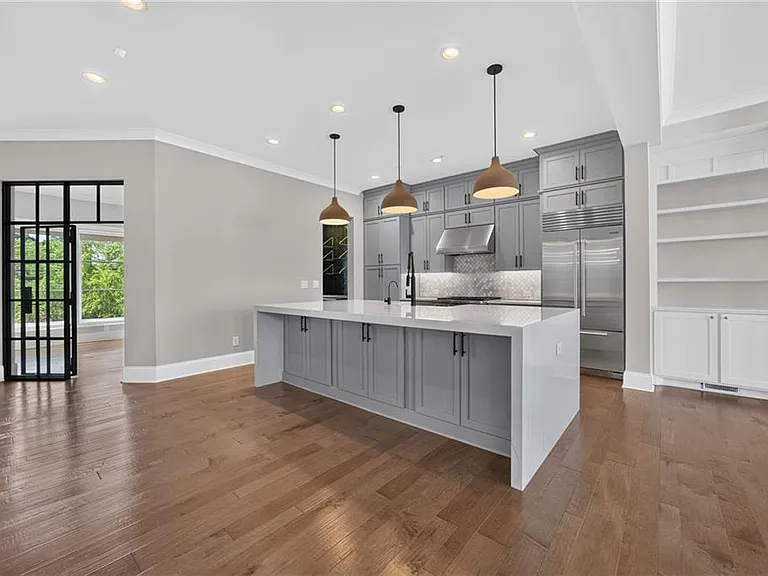 124 W Wieuca Rd NE — Photo 2