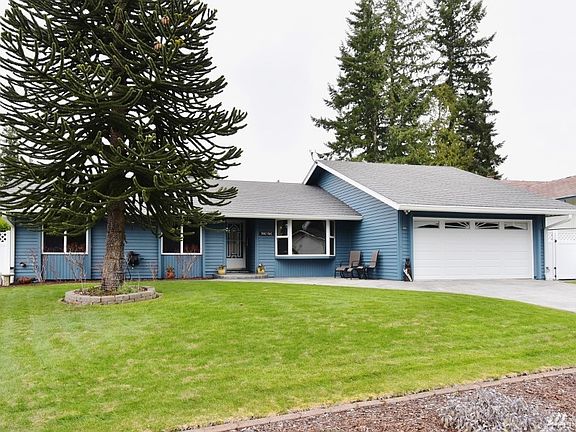 2nd image of 390 NE Silver Pine Dr
