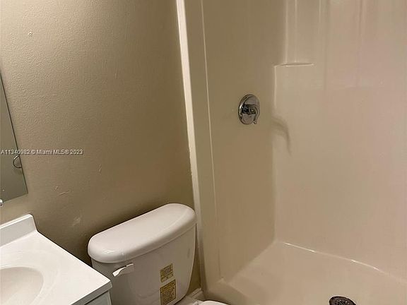 4th image of 605 Ixoria Ave #15
