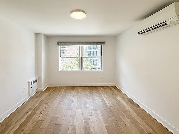 4th image of 31-20 30th St #201