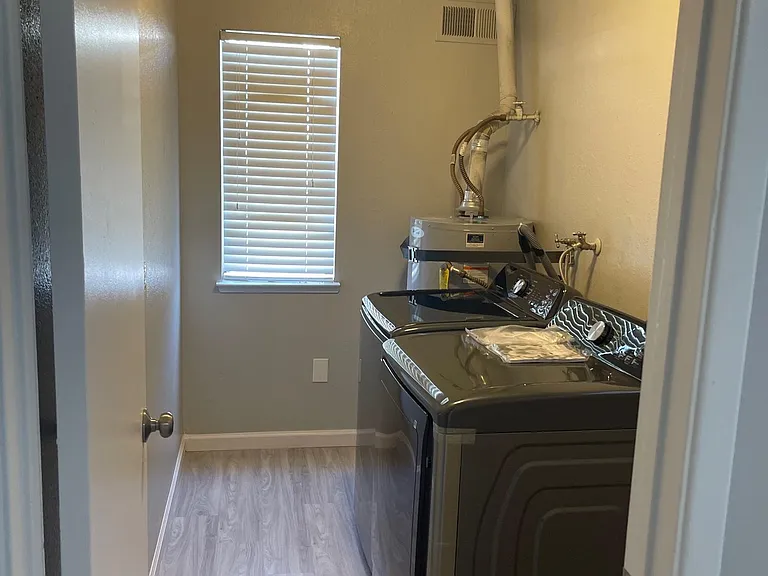 817 Tracey St — Photo 5