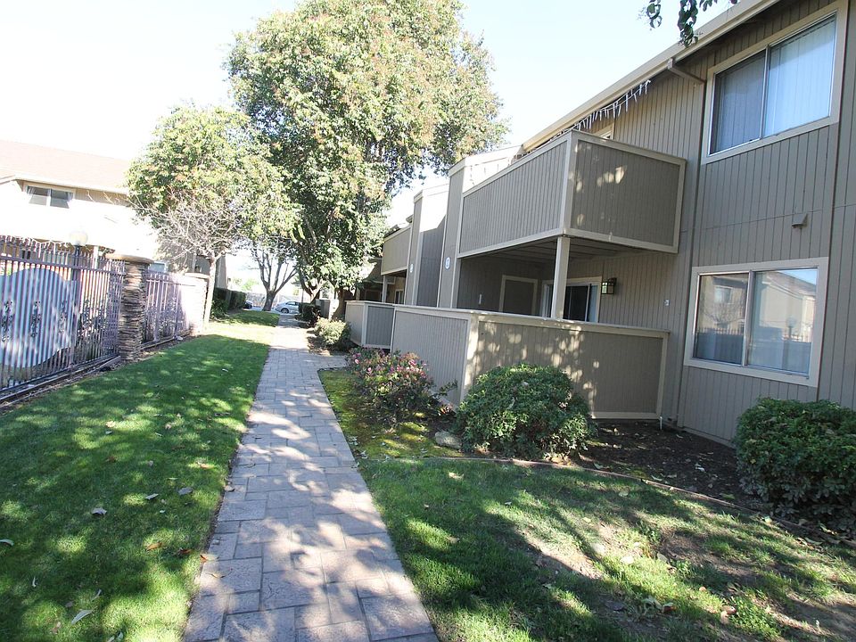 walk way to the unit