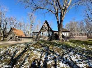 10668 Rolling Hills Rd, Burlington, IA 52601