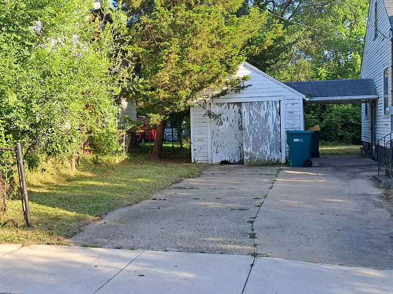 759 E Lawrence St — Photo 2