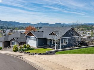1944 NE Sunset Loop Dr, Roseburg, OR