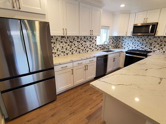 5th image of 1438 S Barrington Ave #4