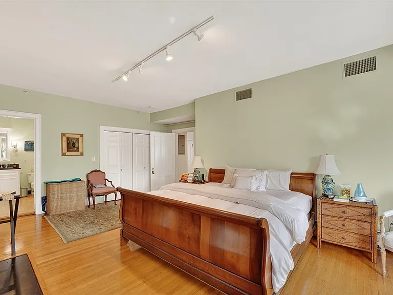 290 Beacon St #4 — Photo 8